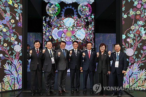 APEC 행사장인 K-Tech 쇼케이스 방문한 김민석 국무총리와 기념촬영하는 이철우 경북도지사[연합뉴스 자료 사진]