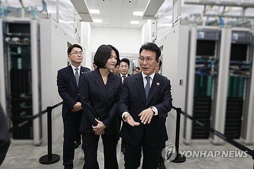 김민석 총리, 네이버데이터센터 각 세종 시찰(서울=연합뉴스) 김민석 국무총리가 최수연 네이버 대표와 함께 27일 네이버데이터센터 각 세종을 시찰하고 있다. 2025.11.27 [총리실 제공. 재판매 및 DB금지] photo@yna.co.kr