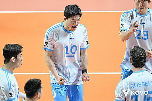 포효하는 대한항공 정지석(서울=연합뉴스) 4일 서울 중구 장충체육관에서 열린 2025-2026 프로배구 V리그 남자부 우리카드와 대한항공의 경기. 대한항공 정지석이 득점 후 환호하고 있다. 2025.12.4[ 한국배구연맹 제공. 재판매 및 DB 금지] photo@yna.co.kr