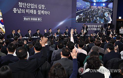 팽팽한 지역 통합 찬반 의견(천안=연합뉴스) 김도훈 기자 = 이재명 대통령이 5일 충남 천안시 한국기술교육대학교에서 열린 '충남의 마음을 듣다' 타운홀미팅 간담회에서 충남·대전 통합 관련 참석자들의 의견을 거수로 확인하고 있다. 2025.12.5 superdoo82@yna.co.kr