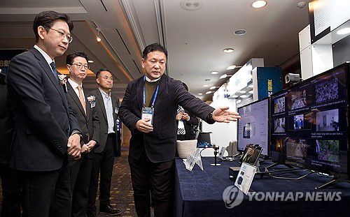 설명 듣는 배경훈 부총리(서울=연합뉴스) 배경훈 부총리 겸 과학기술정보통신부 장관이 10일 서울 중구 롯데호텔에서 열린 2025 인공지능반도체 미래기술 컨퍼런스에 참석해 강상균 딥엑스 상무로부터 AI NPU 관련 설명을 듣고 있다. 2025.12.10 [과학기술정보통신부 제공. 재판매 및 DB 금지] photo@yna.co.kr