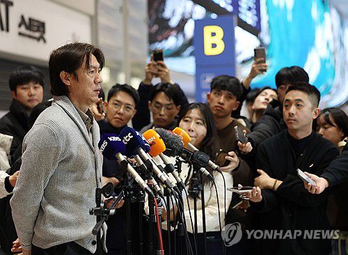 인터뷰하는 홍명보 감독(영종도=연합뉴스) 이지은 기자 = 국제축구연맹(FIFA) 2026 북중미 월드컵에 나서는 홍명보 축구대표팀 감독이 월드컵 조 추첨식 참석과 베이스캠프 답사를 마치고 12일 인천국제공항을 통해 귀국한 뒤 취재진과 인터뷰하고 있다. 2025.12.12 jieunlee@yna.co.kr