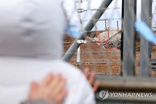 로컬라이저 바라보는 유가족(무안=연합뉴스) 김혜인 기자 = 12·29 제주항공 여객기 참사 1주기를 닷새 앞둔 지난 24일 무안국제공항 참사 현장 인근에서 유가족들이 무너진 로컬라이저(방위각시설)를 바라보고 있다. 2025.12.26 in@yna.co.kr