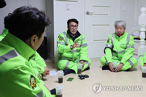 김민석 총리, 환경공무관들과 간담회(서울=연합뉴스) 이정훈 기자 = 김민석 국무총리가 26일 서울 관악구 신림로 일원에서 가로 청소를 한 뒤 환경공무관들과 간담회를 하고 있다. 2025.12.26 uwg806@yna.co.kr