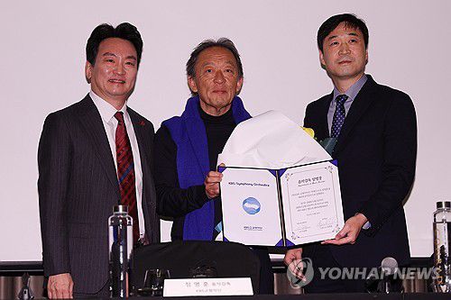 KBS 교향악단 70주년 및 정명훈 음악감독 선임 기자회견(서울=연합뉴스) 류효림 기자 = 박장범 KBS 사장(왼쪽부터), 정명훈 신임 KBS 교향악단 음악감독, 이승환 KBS 교향악단 사장이 26일 서울 여의도 콘래드호텔에서 열린 KBS 교향악단 70주년 및 정명훈 음악감독 선임 기자회견에서 기념촬영을 하고 있다. 2025.12.26 ryousanta@yna.co.kr