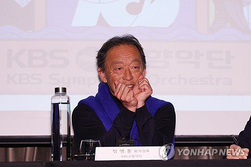 KBS 교향악단 정명훈 음악감독 선임(서울=연합뉴스) 류효림 기자 = 정명훈 신임 KBS 교향악단 음악감독(가운데)이 26일 서울 여의도 콘래드호텔에서 열린 KBS 교향악단 70주년 및 정명훈 음악감독 선임 기자회견에서 음악감독 임명장에 서명한 뒤 포즈를 취하고 있다. 2025.12.26 ryousanta@yna.co.kr
