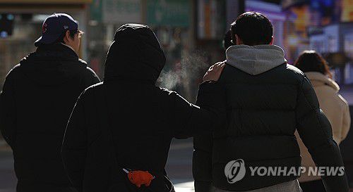 추위 찾아온 대구(대구=연합뉴스) 윤관식 기자 = 추위가 찾아온 26일 대구 중구 동성로에서 시민들이 두꺼운 옷을 입고 이동하고 있다. 2025.12.26 psik@yna.co.kr