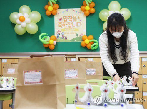 입학식 준비하는 교사[연합뉴스 자료사진]