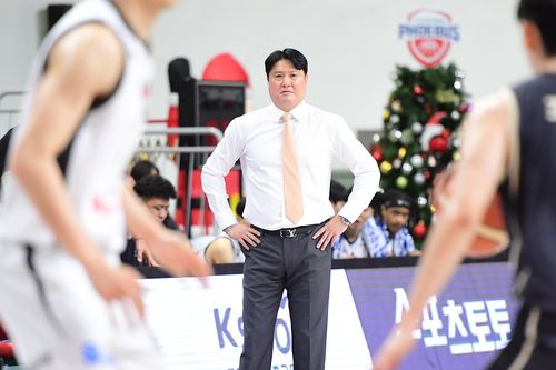 300승 올린 문경은 kt 감독[KBL 제공. 재판매 및 DB 금지]