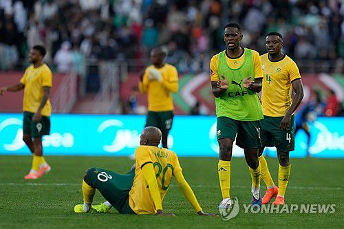 이집트에 패한 뒤 아쉬워하는 남아공 선수들[AP=연합뉴스]