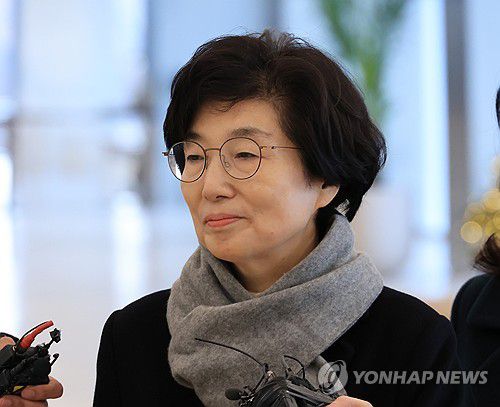 다시 특검 조사 받는 김기현 의원 부인(서울=연합뉴스) 최재구 기자 = 국민의힘 김기현 의원 부인 이씨가 27일 김건희 여사의 '로저비비에 클러치백 수수 의혹'을 수사하는 서울 종로구 KT 광화문빌딩 웨스트에 있는 민중기 특별검사팀에 2차 소환되고 있다. 2025.12.27 jjaeck9@yna.co.kr