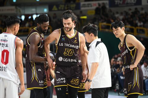 아파하는 LG의 아셈 마레이(50번)[KBL 제공. 재판매 및 DB 금지]