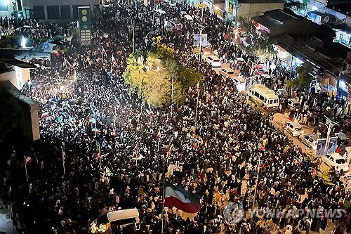 소말릴란드 하르게이사 시내에서 26일(현지시간) 주민들이 소말릴란드 국기를 흔들며 이스라엘의 자국 국가승인을 축하하고 있다.[AFP=연합뉴스]