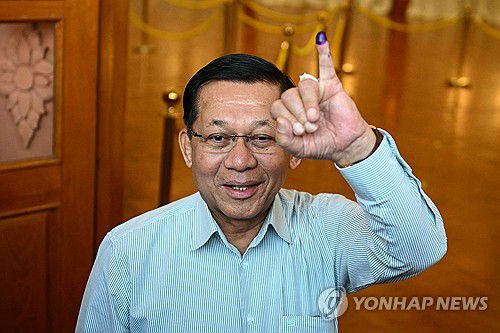 미얀마 군사정권 수장 투표(네피도[미얀마] AFP=연합뉴스) 미얀마 군사정권 수장인 민 아웅 흘라잉 최고사령관이 28일(현지시간) 수도 네피도의 투표소에서 투표를 마친 모습.