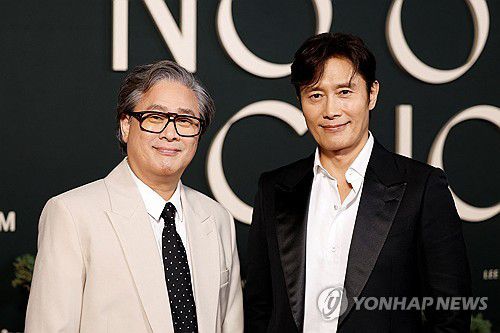 지난 9일(현지시간) 미 LA '어쩔수가없다' 시사회에 참석한 박찬욱 감독과 배우 이병헌[로이터 연합뉴스 자료사진. 재판매 및 DB 금지]