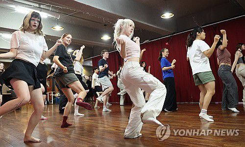 부산서 K-POP 댄스 배우는 외국인들[강선배 기자]