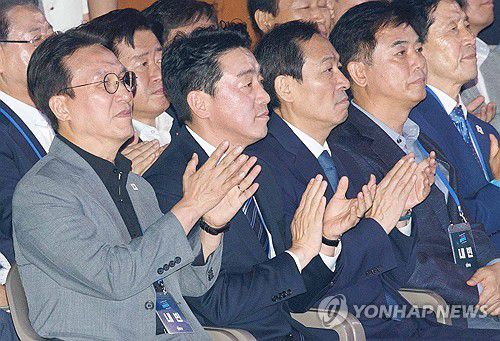 민주당 전당대회 참석한 김민석 국무총리(고양=연합뉴스) 김주성 기자 = 김민석 국무총리(왼쪽부터), 강훈식 대통령 비서실장, 우상호 정무수석, 김병욱 정무비서관이 2일 고양 킨텍스에서 열린 더불어민주당 전국당원대회에서 손뼉치고 있다. 2025.8.2 [공동취재] utzza@yna.co.kr