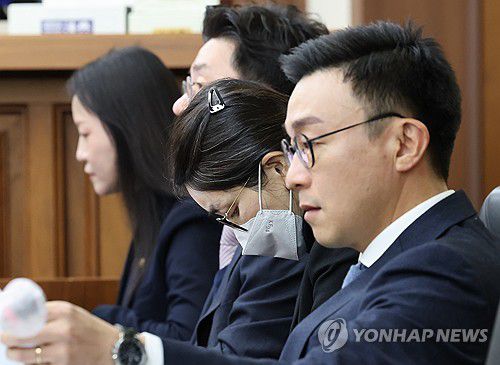 결심 공판 출석한 김건희(서울=연합뉴스) 도이치모터스 주가조작과 명태균 공천개입, 통일교 청탁·뇌물 수수 의혹 혐의 등으로 구속기소 된 김건희 여사가 3일 서울 서초구 서울중앙지방법원에서 열린 자본시장법 위반 혐의 결심 공판에 출석해 있다. 2025.12.3 [사진공동취재단] photo@yna.co.kr