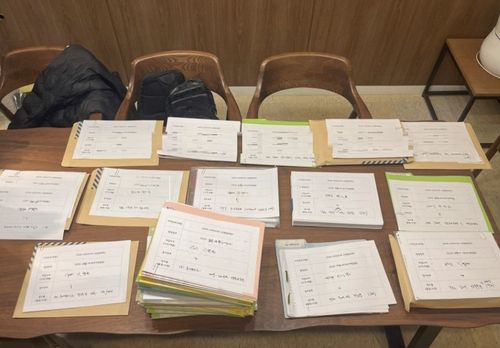 압수수색 통해 증거 확보한 해경[남해해양경찰청 제공. 재판매 및 DB 금지]