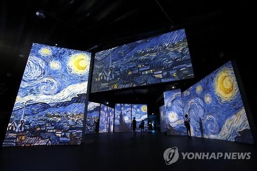 고흐 '별밤' 미디어 아트(베이징 EPA=연합뉴스) 2015년 9월 8일 중국 베이징의 한 멀티미디어 전시회에 전시된 반 고흐의 '별이 빛나는 밤' 소재 미디어 아트. (EPA/WU HONG) 2025.12.29.