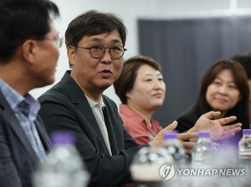 최휘영 문체부 장관 뮤지컬 현장 방문(서울=연합뉴스) 최휘영 문화체육관광부 장관이 8일 서울 종로구 대학로 홍익대학교아트센터 대극장을 방문해 뮤지컬 '스웨그에이지 외쳐, 조선!'을 관람한 뒤 출연진과 관계자를 만나 K-뮤지컬 진흥을 위한 의견을 나누고 있다. 2025.08.09 [문화체육관광부 제공. 재판매 및 DB 금지]