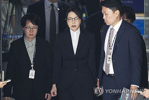 영장실질심사 마친 김건희 여사(서울=연합뉴스) 윤석열 전 대통령 부인 김건희 여사가 12일 구속 전 피의자 심문(영장실질심사)을 마친 뒤 서울 서초구 서울중앙지법을 나서고 있다. 2025.8.12 [사진공동취재단] photo@yna.co.kr