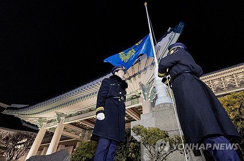 3년 7개월 만에 다시 청와대 시대(서울=연합뉴스) 김도훈 기자 = 29일 청와대에서 근무자들이 봉황기를 게양하고 있다. 봉황기는 우리나라 국가수반의 상징으로, 대통령의 주 집무실이 있는 곳에 상시 게양된다.     이재명 대통령은 이날 오전 청와대 집무실로 출근하며, 대통령의 청와대 복귀는 2022년 5월 이후 3년 7개월 만이다. 2025.12.29 superdoo82@yna.co.kr