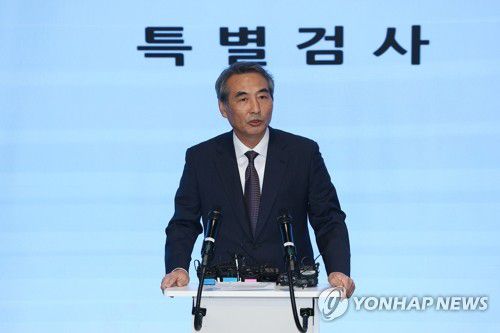 브리핑하는 민중기 특검(서울=연합뉴스) 김성민 기자 = 민중기 특별검사가 29일 서울 종로구 KT광화문빌딩 웨스트빌딩 브리핑실에서 열린 최종 브리핑에서 발언하고 있다. 2025.12.29 ksm7976@yna.co.kr