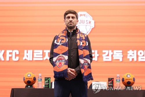 '벤투의 오른팔' 세르지우 코스타 감독, 제주 FC 신임 감독 취임(서울=연합뉴스) 세르지우 코스타 신임 제주 SK FC 감독이 29일 서울 강서구 메이필드호텔에서 열린 취임 기자회견에서 기념 촬영하고 있다. 2025.12.29 [제주 SK 제공. 재판매 및 DB 금지] photo@yna.co.kr