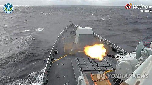 중국 군함의 사격 장면중국군함이 알려지지 않은 장소에서 사격을 하는 모습. 동부전구는 대만 포위훈련 첫날인 29일 이같은 사진을 공개했다. 동부전구는 30일 대만 인근 해역에서 이틀째 실사격 훈련을 진행중이다. [AFP=연합뉴스]