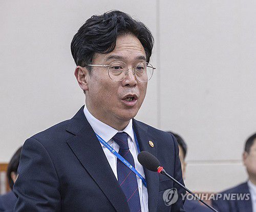 김영훈 고용노동부 장관(서울=연합뉴스) 황광모 기자 = 김영훈 고용노동부 장관이 지난달 24일 국회에서 열린 기후에너지환경노동위원회 전체회의에 출석해 법안 처리를 지켜본 뒤 인사말을 하고 있다. 2025.11.24 hkmpooh@yna.co.kr