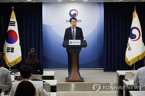 제12차 의사인력 수급추계위원회 회의 결과 발표(서울=연합뉴스) 이정훈 기자 = 김태현 의사인력수급추계위원장이 30일 서울 종로구 정부서울청사에서 제12차 의사인력 수급추계위원회 회의 결과를 발표하고 있다. 2025.12.30 uwg806@yna.co.kr