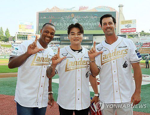 레전드들의 기념촬영(서울=연합뉴스) 추신수 SSG 랜더스 구단주 보좌역 겸 육성총괄의 은퇴식이 열린 14일 인천 SSG랜더스필드에서 아드리안 벨트레, 콜 해멀스와 기념 촬영하고 있다. 2025.6.14 [SSG 랜더스 제공. 재판매 및 DB 금지] photo@yna.co.kr