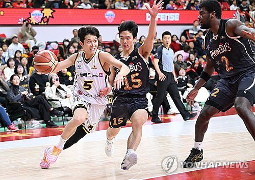 돌파하는 LG 양준석(서울=연합뉴스) 31일 울산 동천체육관에서 열린 2025-2026 프로농구 창원 LG 세이커스와 울산 현대모비스의 경기에서 LG 양준석이 드리블 돌파를 시도하고 있다. 2025.12.31 [KBL 제공. 재판매 및 DB 금지] photo@yna.co.kr