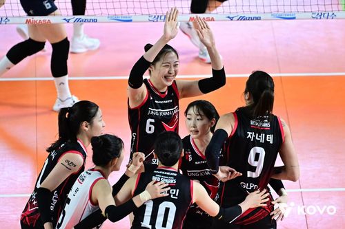 기뻐하는 정관장 선수들[한국배구연맹 제공. 재배포 및 DB 금지]