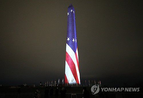 성조기 조명으로 장식된 워싱턴기념탑[AP 연합뉴스]
