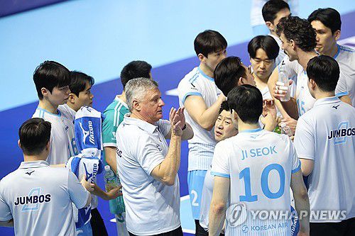 작전 지시하는 대한항공 헤난 감독(인천=연합뉴스) 류영석 기자 = 16일 인천계양체육관에서 열린 프로배구 2025-2026 V리그 대한항공과 현대캐피탈의 경기.     대한항공 헤난 달 조토 감독이 작전을 지시하고 있다. 2025.12.16 ondol@yna.co.kr