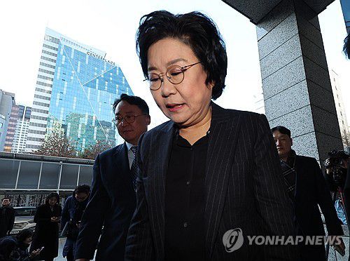 출근하는 이혜훈 후보자(서울=연합뉴스) 서명곤 기자 = 이혜훈 기획예산처 장관 후보자가 30일 오전 서울 중구 예금보험공사에 마련된 인사청문회 준비 사무실로 출근하고 있다. 2025.12.30 seephoto@yna.co.kr