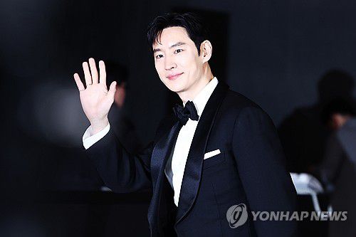 이제훈, 연기의 신(서울=연합뉴스) 진연수 기자 = 배우 이제훈이 31일 오후 서울 마포구 SBS프리즘타워에서 열린 '2025 SBS 연기대상 시상식' 레드카펫 행사에 참석하고 있다. 2025.12.31 jin90@yna.co.kr