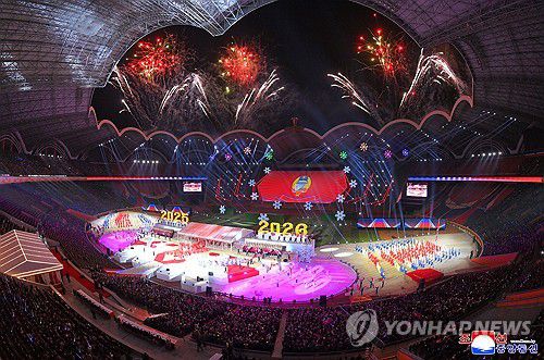 북한 김정은, 러시아 파병군 가족과 신년행사(평양 조선중앙통신=연합뉴스) 김정은 북한 국무위원장이 부인 리설주, 딸 주애와 함께 2026년 새해를 맞아 전날 밤부터 평양 5월1일 경기장에서 열린 대규모 신년 경축행사에 참석해 러시아 파병 부대 가족들을 각별히 챙기며 장병들의 무사 귀환을 기원했다고 조선중앙통신이 1일 보도했다. 2026.1.1      [국내에서만 사용가능. 재배포 금지. For Use Only in the Republic of Korea. No Redistribution] nkphoto@yna.co.kr