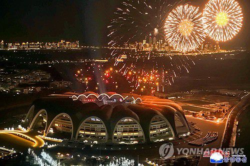 북한 김정은, 러시아 파병군 가족과 신년행사(평양 조선중앙통신=연합뉴스) 김정은 북한 국무위원장이 부인 리설주, 딸 주애와 함께 2026년 새해를 맞아 전날 밤부터 평양 5월1일 경기장에서 열린 대규모 신년 경축행사에 참석해 러시아 파병 부대 가족들을 각별히 챙기며 장병들의 무사 귀환을 기원했다고 조선중앙통신이 1일 보도했다. 2026.1.1      [국내에서만 사용가능. 재배포 금지. For Use Only in the Republic of Korea. No Redistribution] nkphoto@yna.co.kr