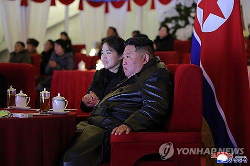 북한 김정은, 러시아 파병군 가족과 신년행사(평양 조선중앙통신=연합뉴스) 김정은 북한 국무위원장이 부인 리설주, 딸 주애와 함께 2026년 새해를 맞아 전날 밤부터 평양 5월1일 경기장에서 열린 대규모 신년 경축행사에 참석해 러시아 파병 부대 가족들을 각별히 챙기며 장병들의 무사 귀환을 기원했다고 조선중앙통신이 1일 보도했다. 2026.1.1      [국내에서만 사용가능. 재배포 금지. For Use Only in the Republic of Korea. No Redistribution] nkphoto@yna.co.kr