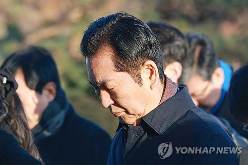 국립서울현충원 현충탑 참배하는 정청래 대표(서울=연합뉴스) 신현우 기자 = 더불어민주당 정청래 대표가 새해 첫날인 1일 서울 동작구 국립서울현충원 현충탑을 참배하고 있다. 2026.1.1 nowwego@yna.co.kr