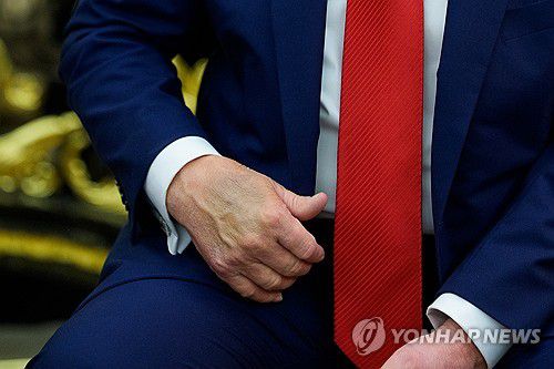 멍 자국 난 트럼프 대통령의 손[UPI 연합뉴스 자료사진. 재판매 및 DB 금지]