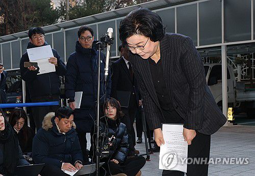 고개 숙인 이혜훈 후보자(서울=연합뉴스) 서명곤 기자 = 이혜훈 기획예산처 장관 후보자가 30일 오전 서울 중구 예금보험공사에 마련된 인사청문회 준비 사무실로 출근하며 "내란은 민주주의를 파괴하는 불법적 행위"라며 "그러나 당시에는 내가 실체를 제대로 파악하지 못했다"며 사과하고 있다. 2025.12.30 seephoto@yna.co.kr