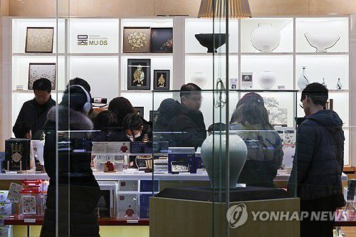'뮷즈' 살펴보는 시민들, 매출 첫 400억 돌파(서울=연합뉴스) 류효림 기자 = 한국 전통문화에 대한 관심이 큰 가운데 국립박물관의 문화상품 매출이 역대 최고치를 달성했다. 30일 국립박물관문화재단에 따르면 박물관 문화상품 '뮷즈'(MU:DS) 연간 매출액은 최근 400억원을 넘은 것으로 잠정 집계됐다. 이날 서울 용산구 국립중앙박물관 기념품점에서 관람객들이 박물관 문화상품 '뮷즈'를 고르고 있다. 2025.12.30 ryousanta@yna.co.kr