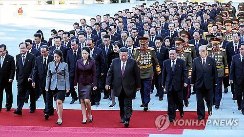 김정은, 딸 주애와 금수산태양궁전 첫 동반 참배(서울=연합뉴스) 김정은 북한 국무위원장이 새해 첫날인 1일 김일성 주석과 김정일 국방위원장의 시신이 안치된 금수산태양궁전을 참배했다고 조선중앙TV가 2일 보도했다. 공개된 사진에는 부인 리설주 여사와 딸 주애가 동행한 모습이 담겼다. 주애의 금수산태양궁전 참배 동행은 이번이 처음이다. [조선중앙TV 화면] 2026.1.2      [국내에서만 사용가능. 재배포 금지. For Use Only in the Republic of Korea. No Redistribution] nkphoto@yna.co.kr