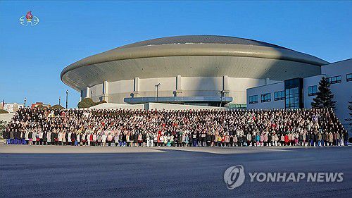 김정은, 설맞이 공연 출연 학생들 만나 기념촬영(서울=연합뉴스) 김정은 북한 국무위원장이 새해 첫날인 1일 2026년 설맞이 공연에 출연하는 학생·소년들을 만나 기념촬영했다고 조선중앙TV가 2일 보도했다. 기념촬영은 평양 류경정주영체육관 앞에서 진행됐다. [조선중앙TV 화면] 2026.1.2      [국내에서만 사용가능. 재배포 금지. For Use Only in the Republic of Korea. No Redistribution] nkphoto@yna.co.kr