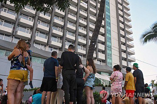 2일(현지시간) 아카풀코 지진으로 대피한 휴앙객[아카풀코 AFP=연합뉴스. 재판매 및 DB 금지]