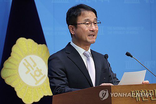 예산안 본회의 자동 부의...'국힘탓'(서울=연합뉴스) 김주성 기자 = 한병도 국회 예산결산특별위원장이 1일 서울 여의도 국회 소통관에서 내년 예산안이 여야 합의에 이르지 못하고 본회의에 자동 부의된 것과 관련해 협상 상대인 국민의힘을 비판하고 있다. 2025.12.1 utzza@yna.co.kr